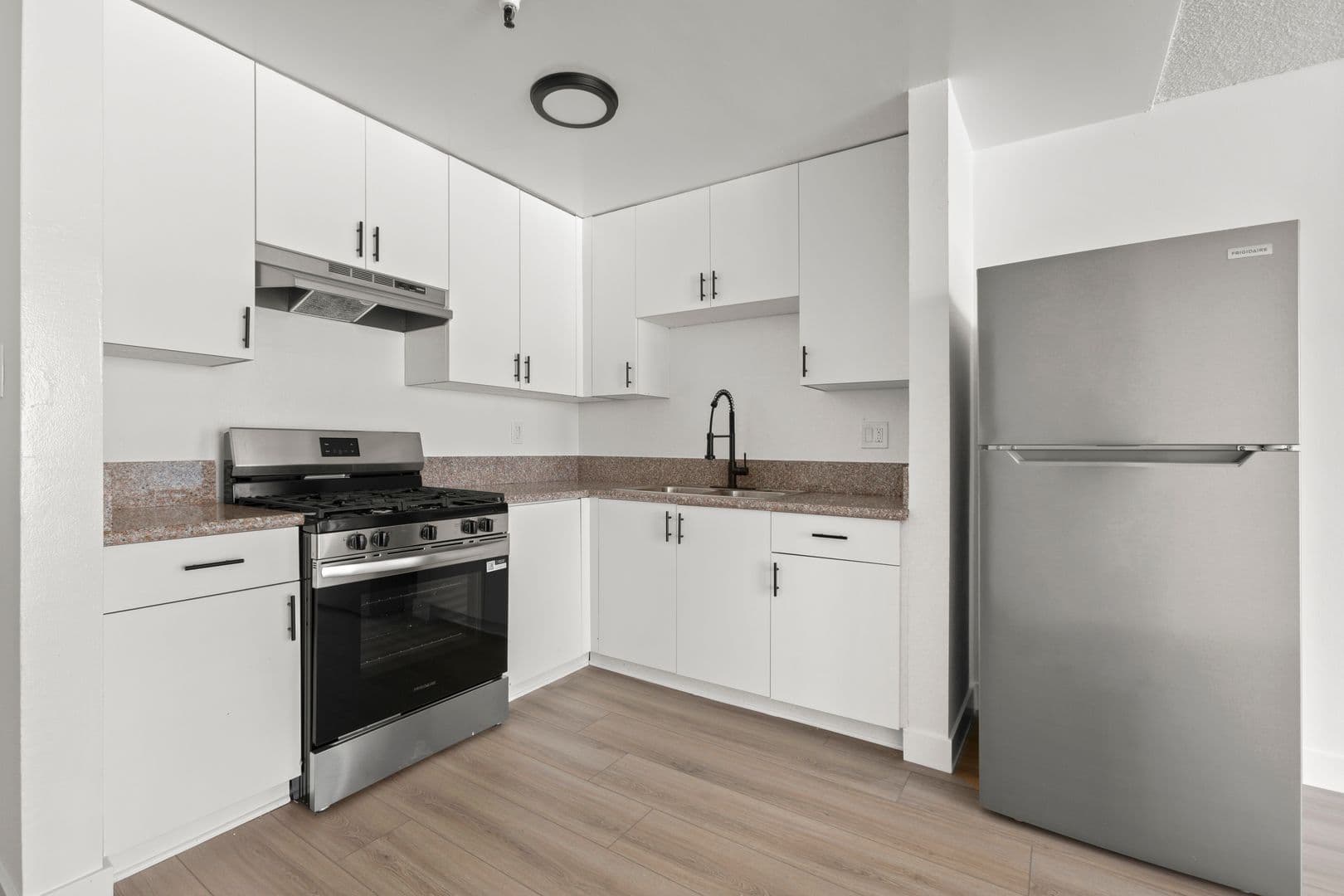 Los Angeles Apartment: 515 South Kingsley Drive