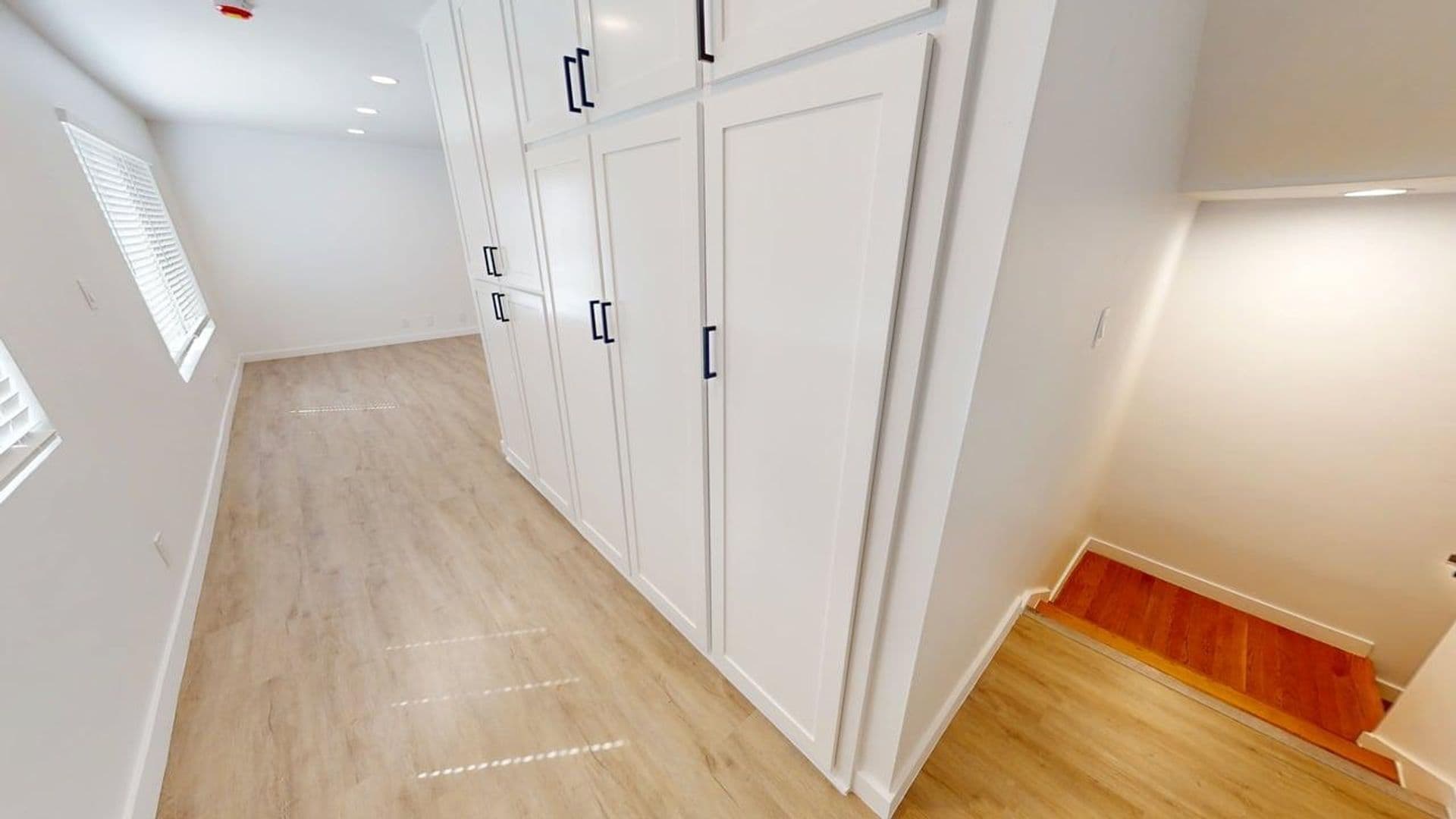 BEVERLY HILLS Apartment: 245 S. DOHENY DR.