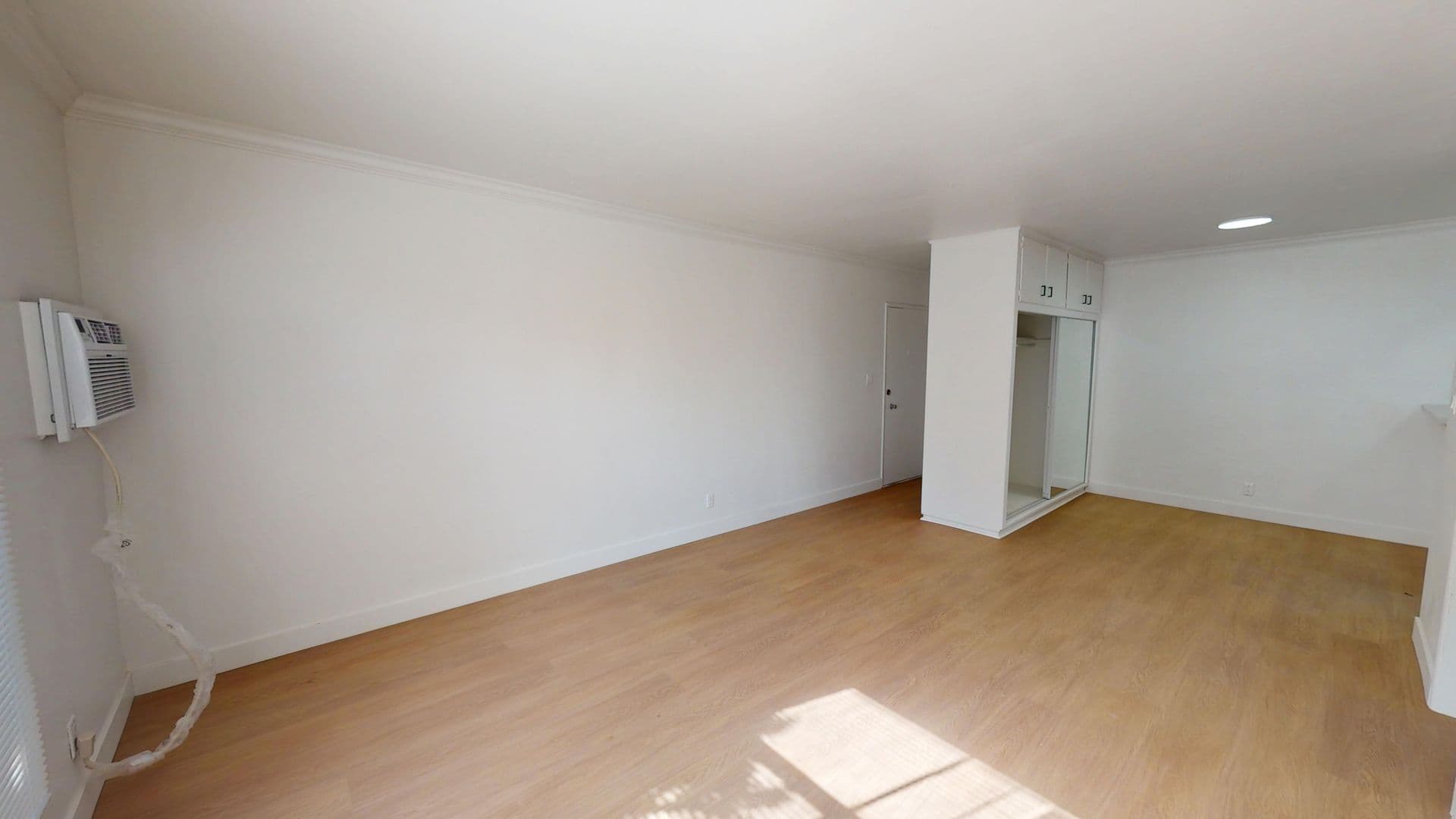 Los Angeles Apartment: 501 South Kingsley Drive