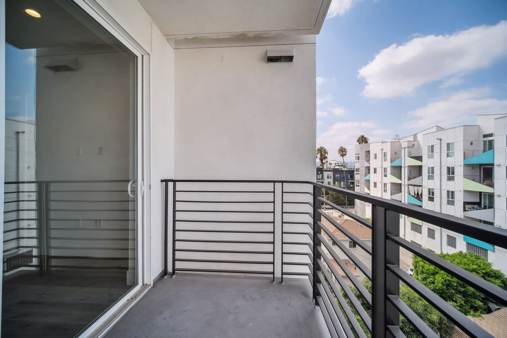 North Hollywood Apartment: 5525 Case Avenue