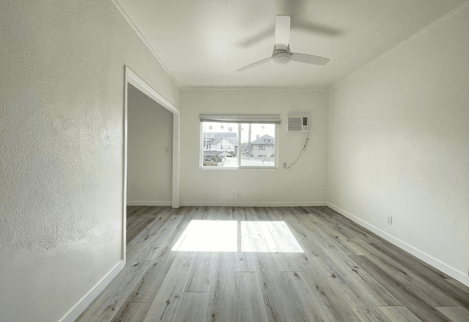 Los Angeles Apartment: 1565 South Hobart Blvd