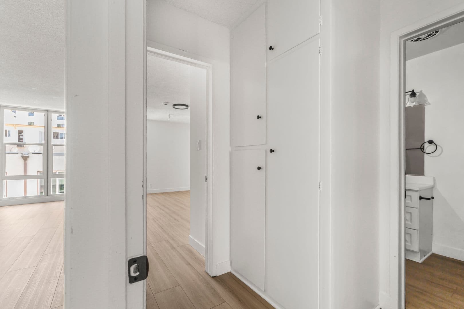 Los Angeles Apartment: 515 South Kingsley Drive
