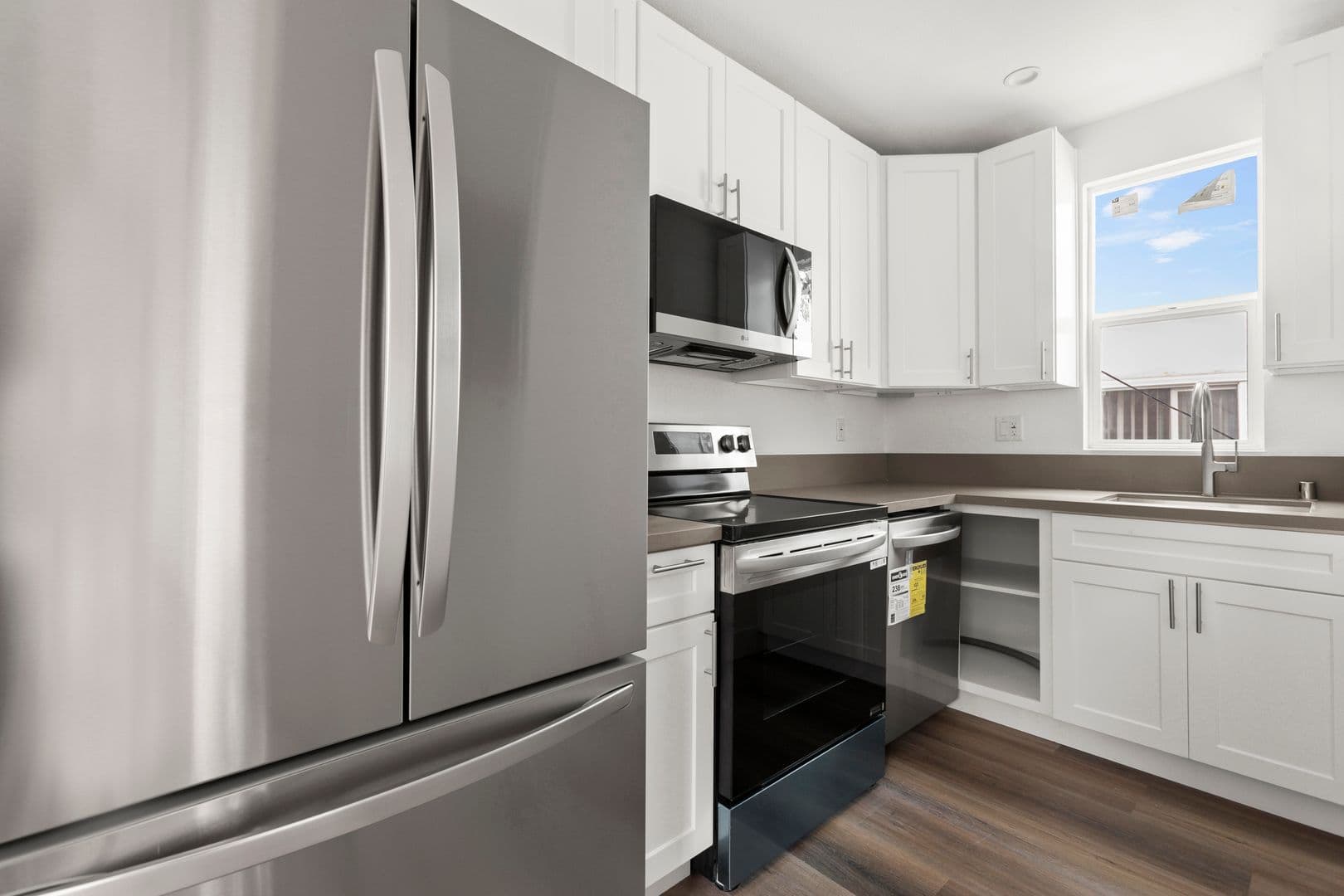 West Hollywood Apartment: 7634 Hampton Ave,