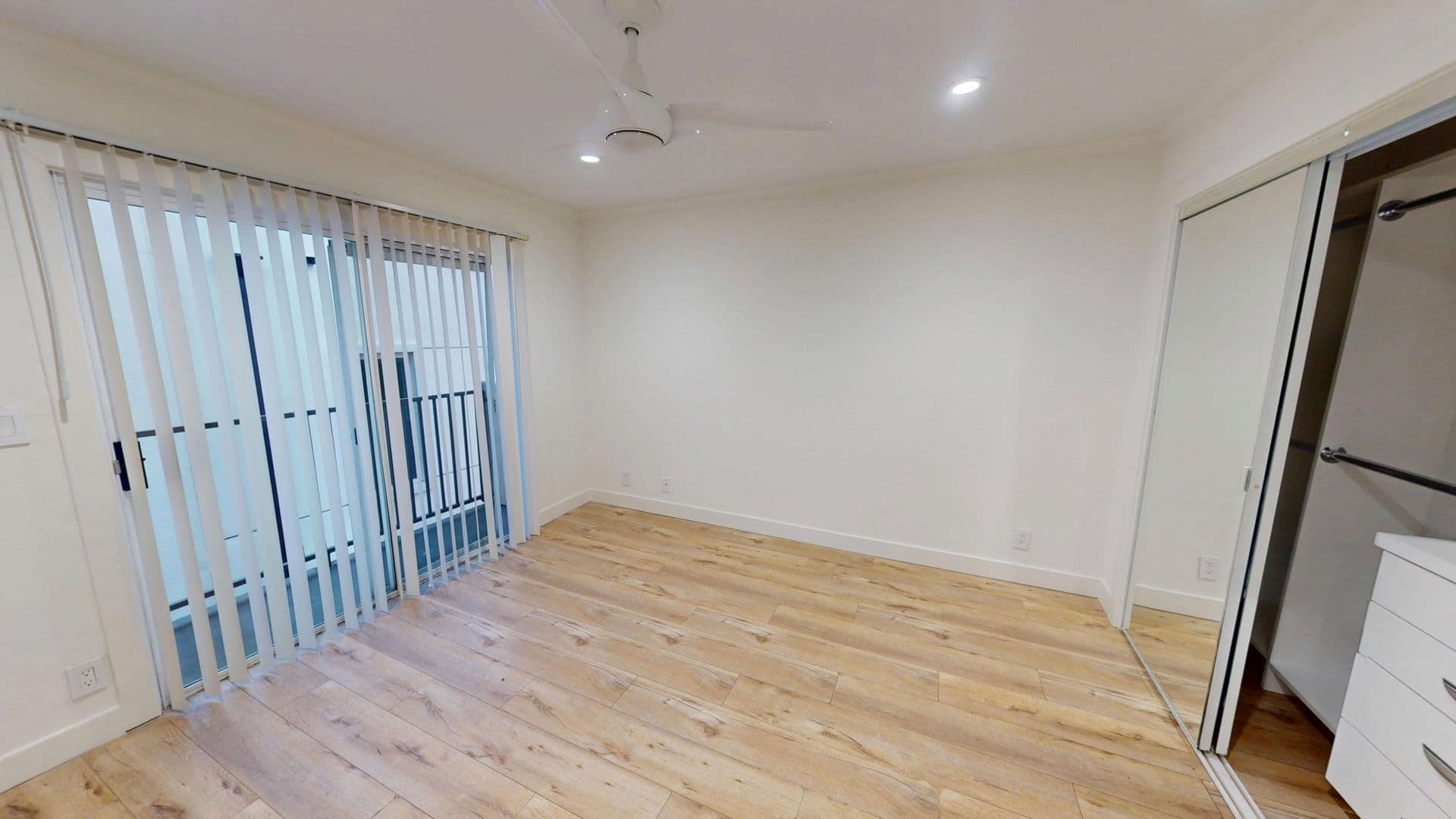 Los Angeles Apartment: 6543 Franklin Avenue