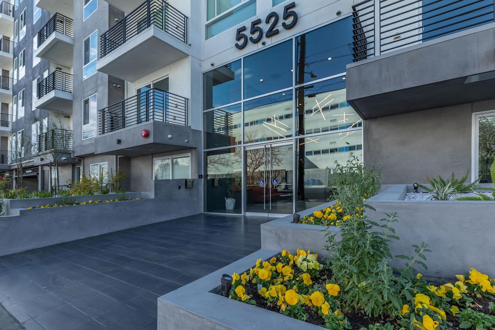 North Hollywood Apartment: 5525 Case Avenue