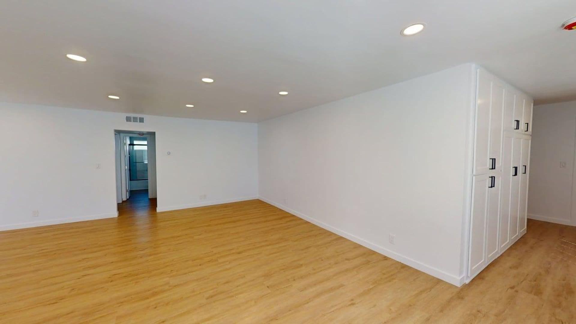 BEVERLY HILLS Apartment: 245 S. DOHENY DR.