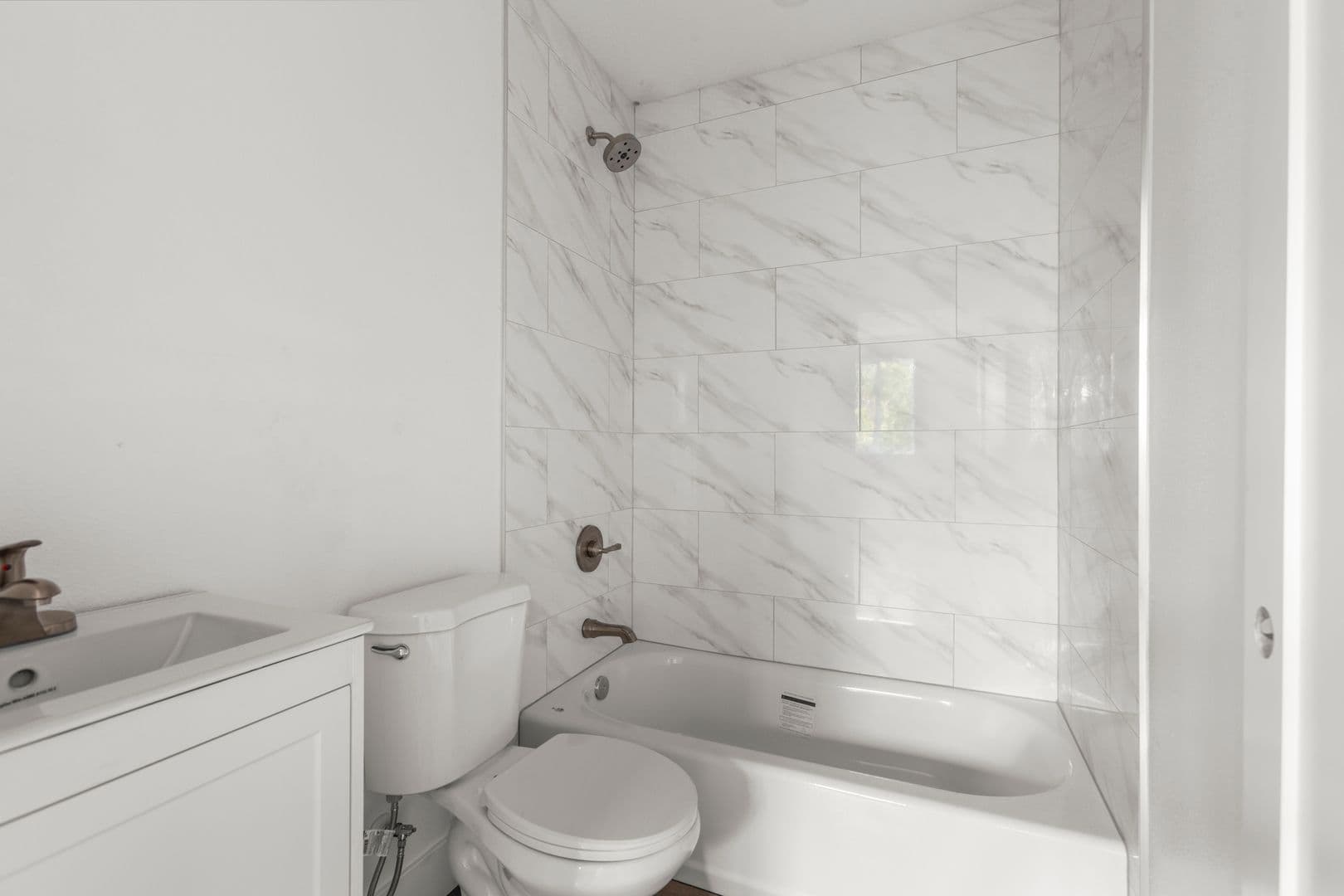 West Hollywood Apartment: 7634 Hampton Ave,