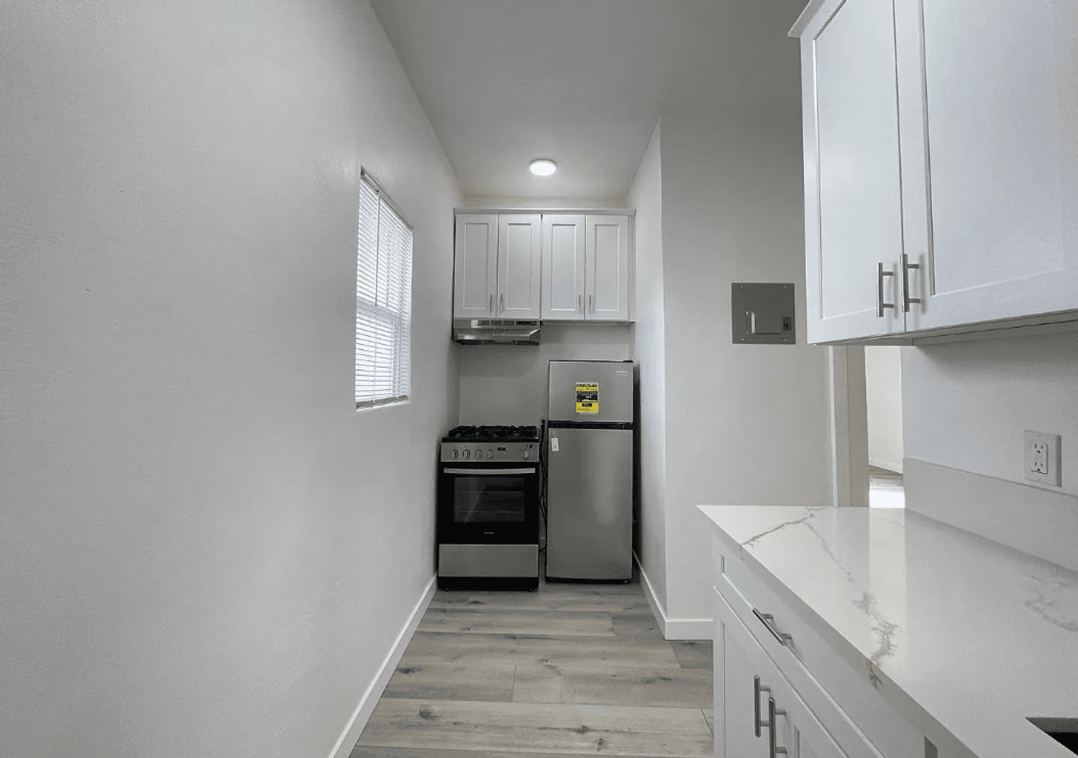 Los Angeles Apartment: 1565 South Hobart Blvd