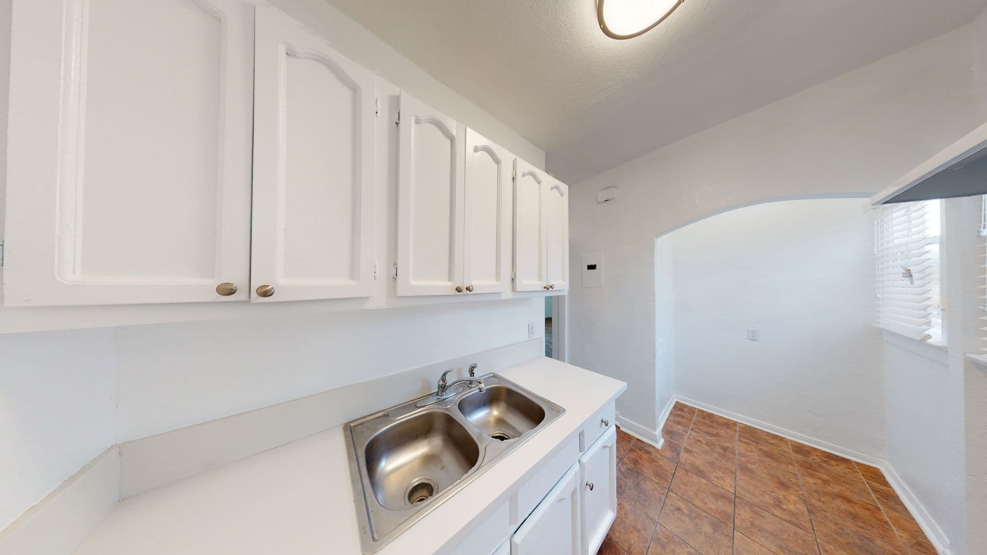 Los Angeles Apartment: 1565 South Hobart Blvd
