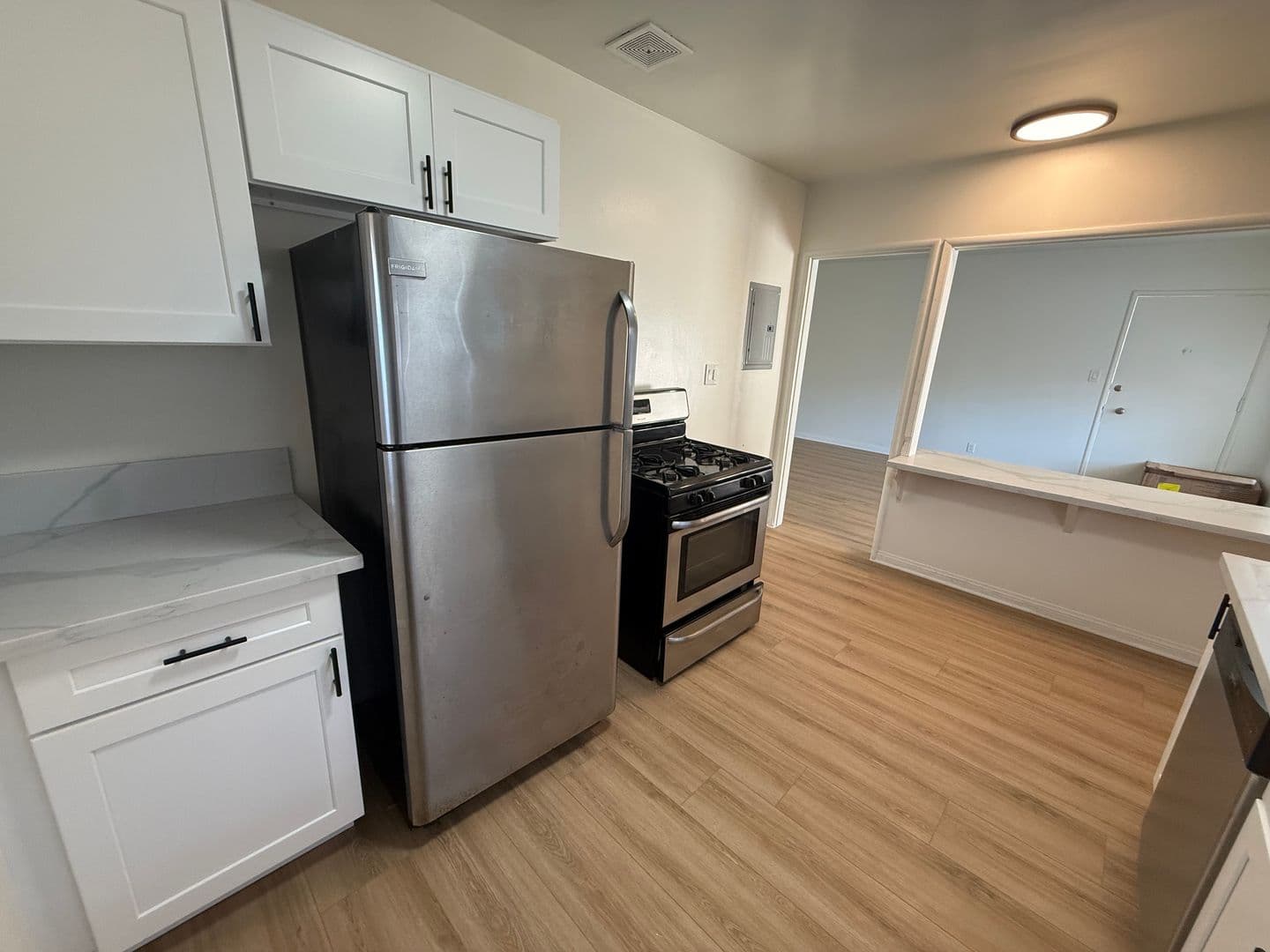 Los Angeles Apartment: 501 South Kingsley Drive