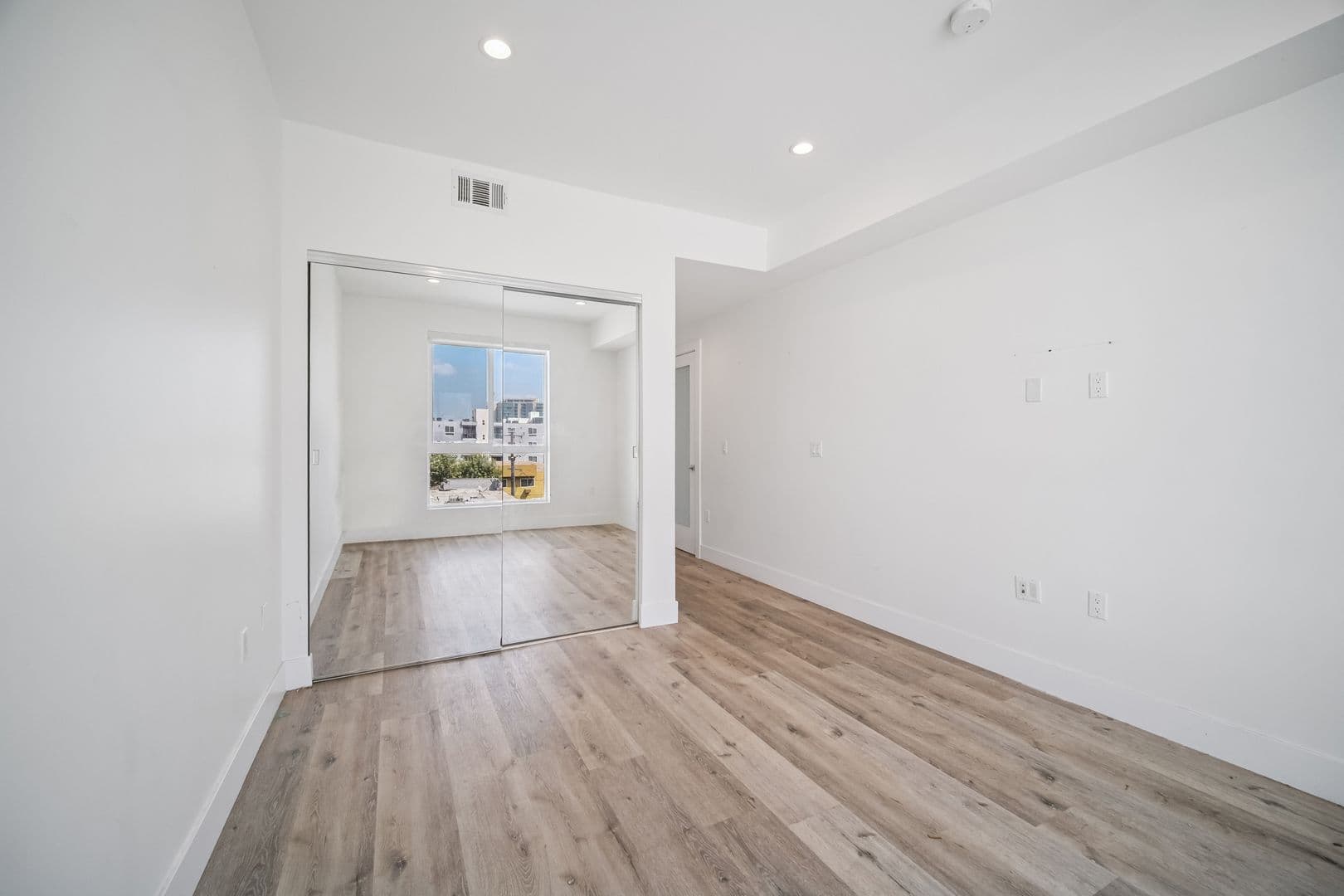 North Hollywood Apartment: 5525 Case Avenue