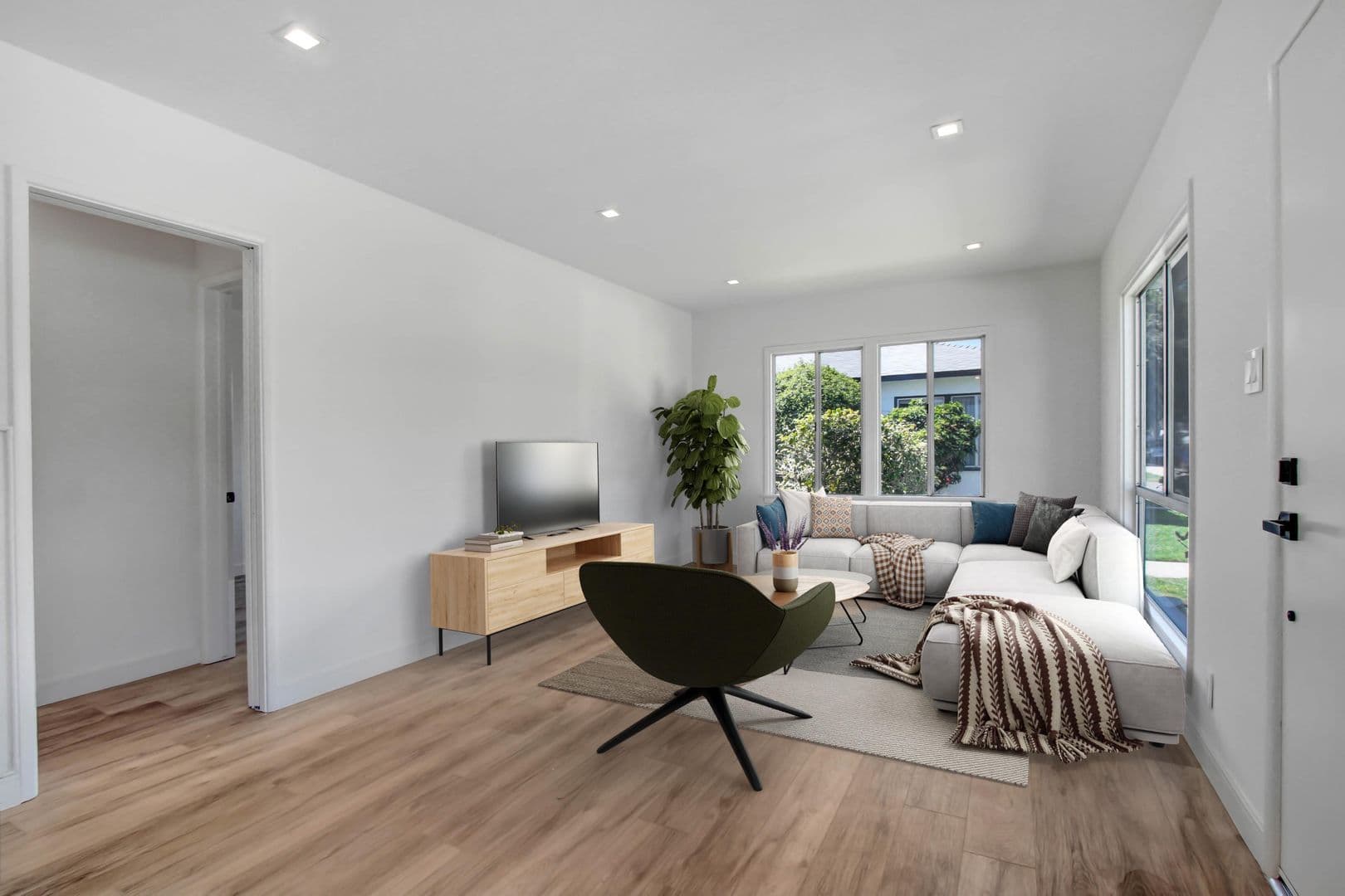 Burbank Apartment: 139 North Beachwood Drive