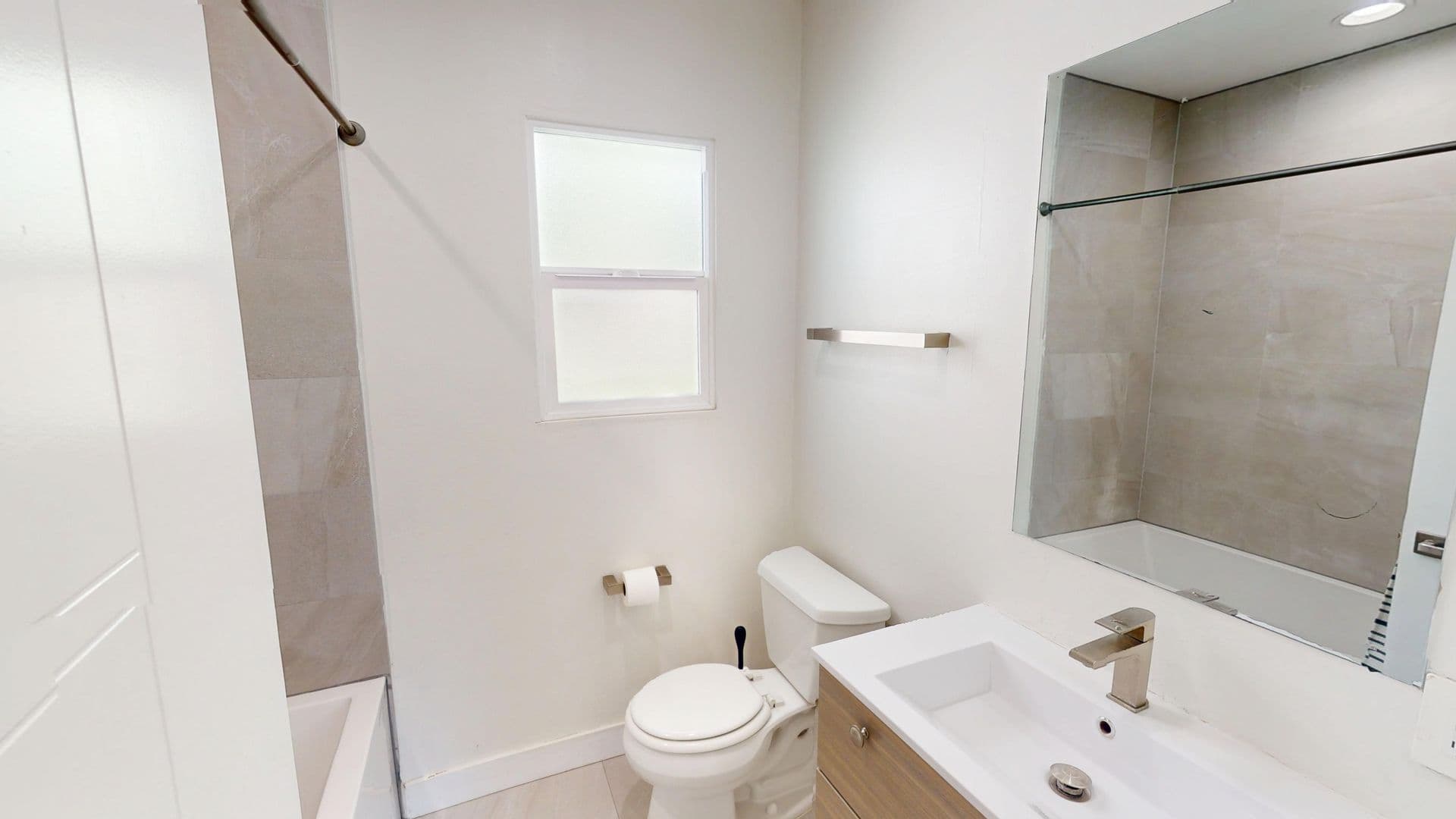 Los Angeles Apartment: 400 South Mariposa Avenue