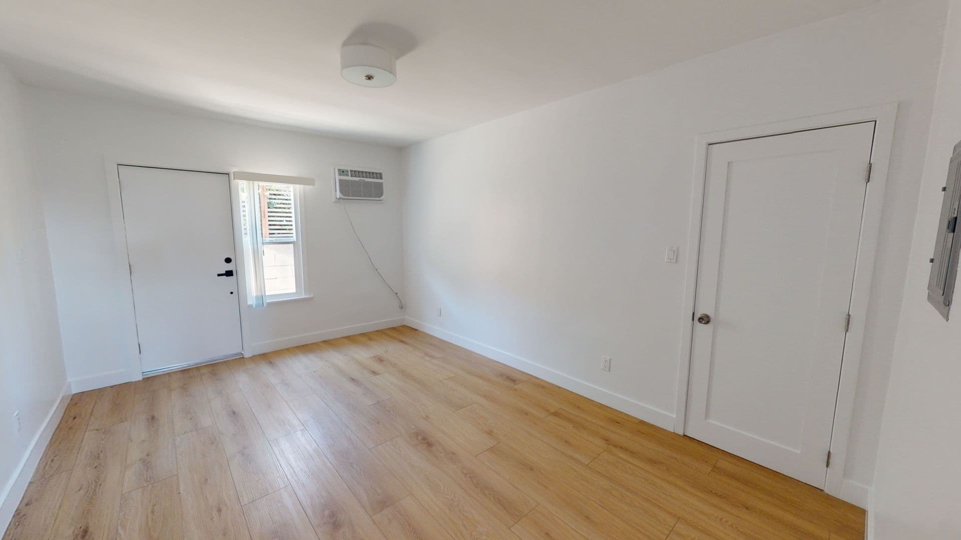 Los Angeles Apartment: 1118 Lyman Place
