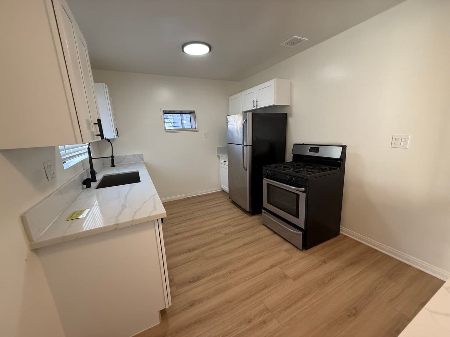 Los Angeles Apartment: 501 South Kingsley Drive