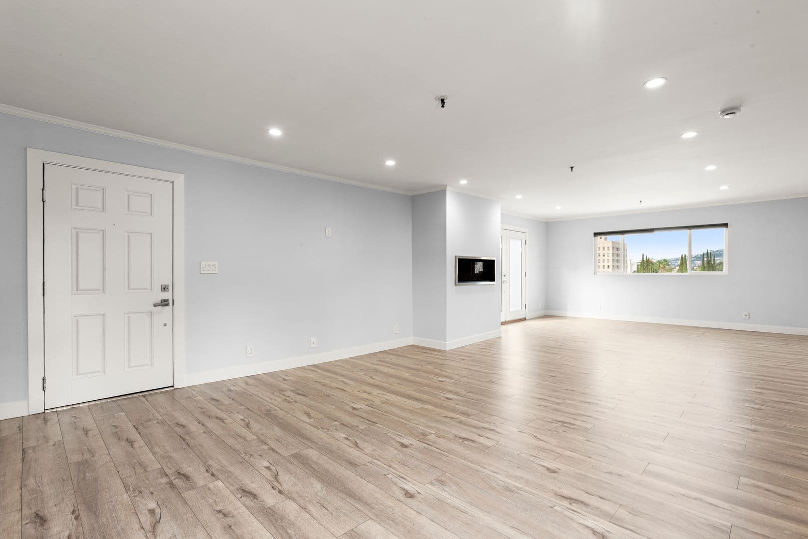 Los Angeles Apartment: 6543 Franklin Avenue