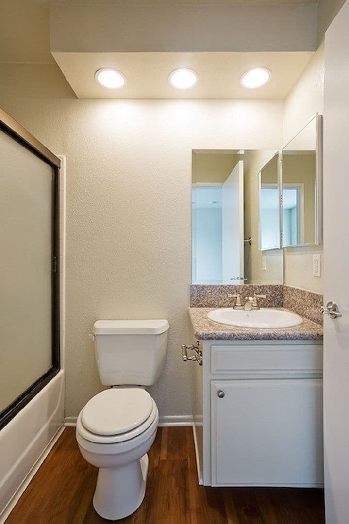 LOS ANGELES Apartment: 3974 MOORE ST.