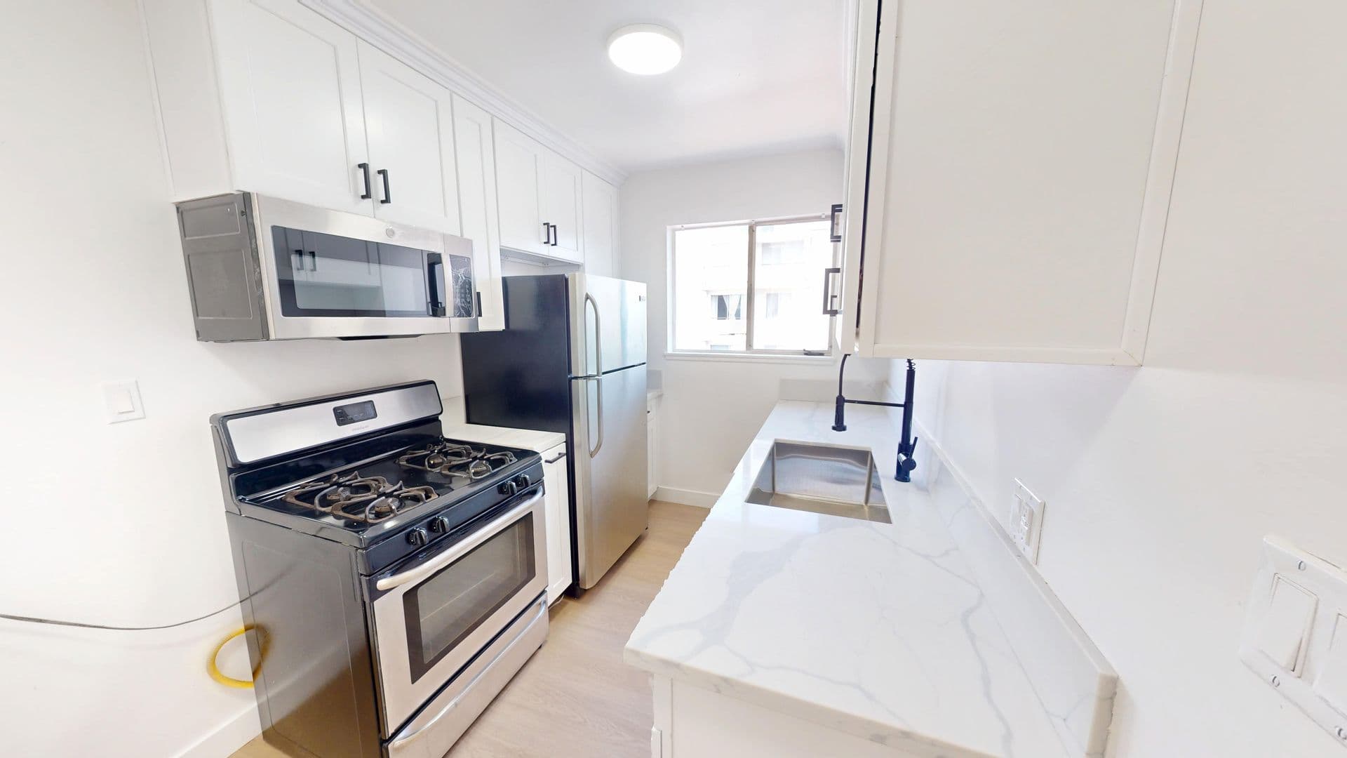 Los Angeles Apartment: 501 South Kingsley Drive
