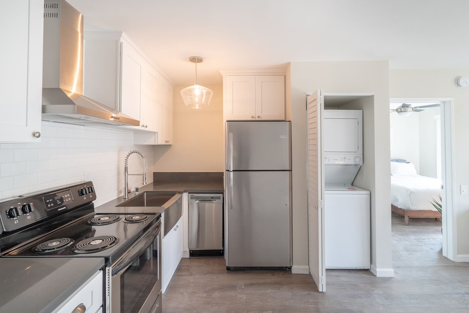 LOS ANGELES Apartment: 2155 BELLEVUE AVE.,