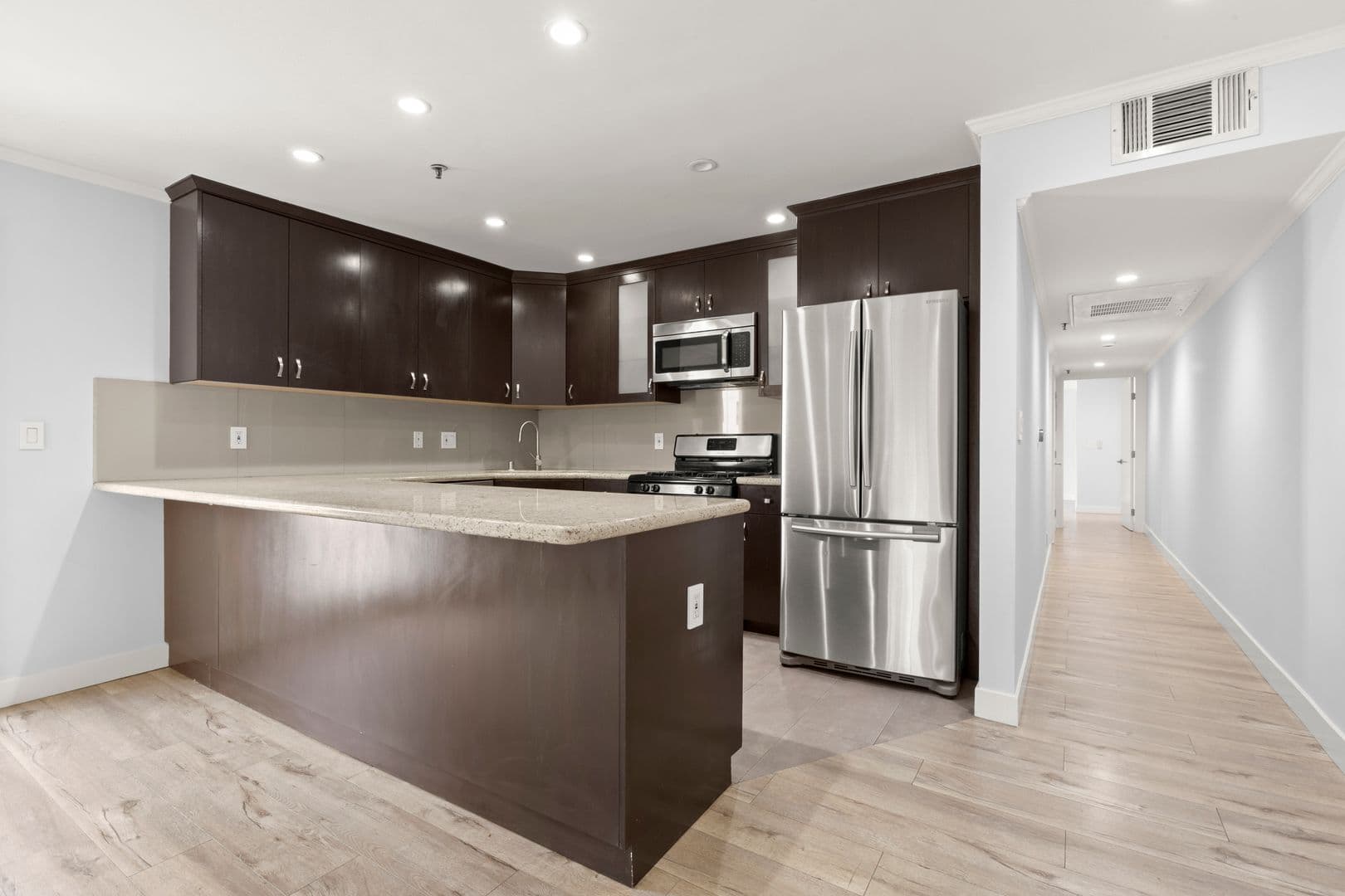 Los Angeles Apartment: 6543 Franklin Avenue