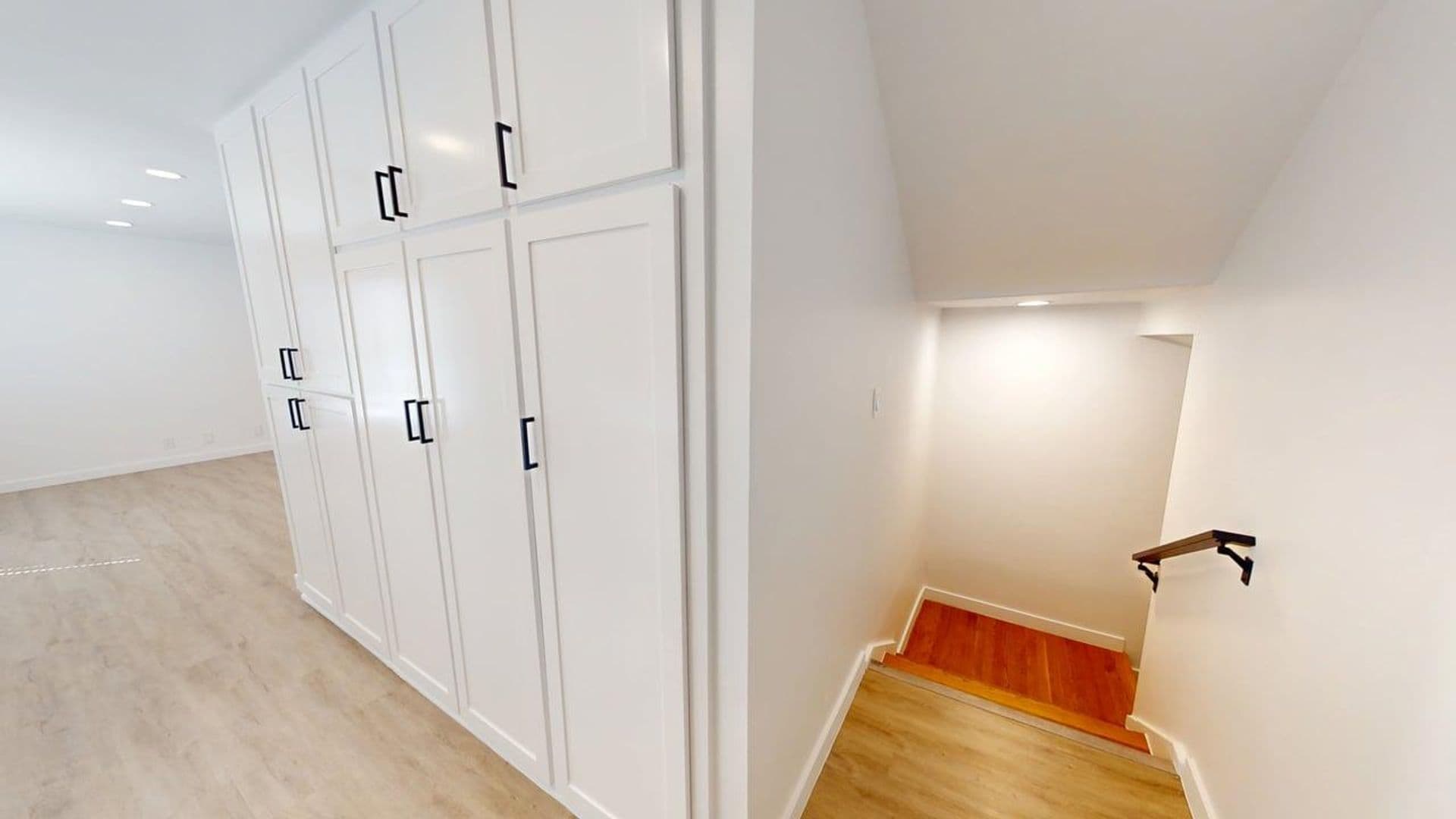 BEVERLY HILLS Apartment: 245 S. DOHENY DR.