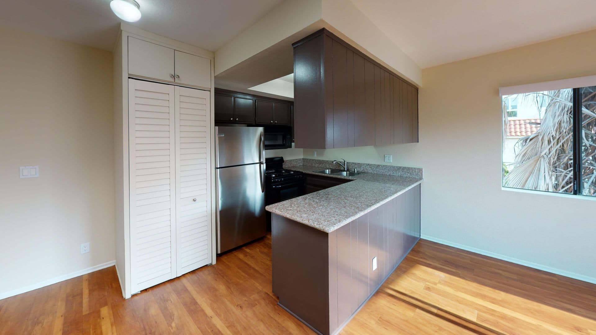 LOS ANGELES Apartment: 3974 MOORE ST.