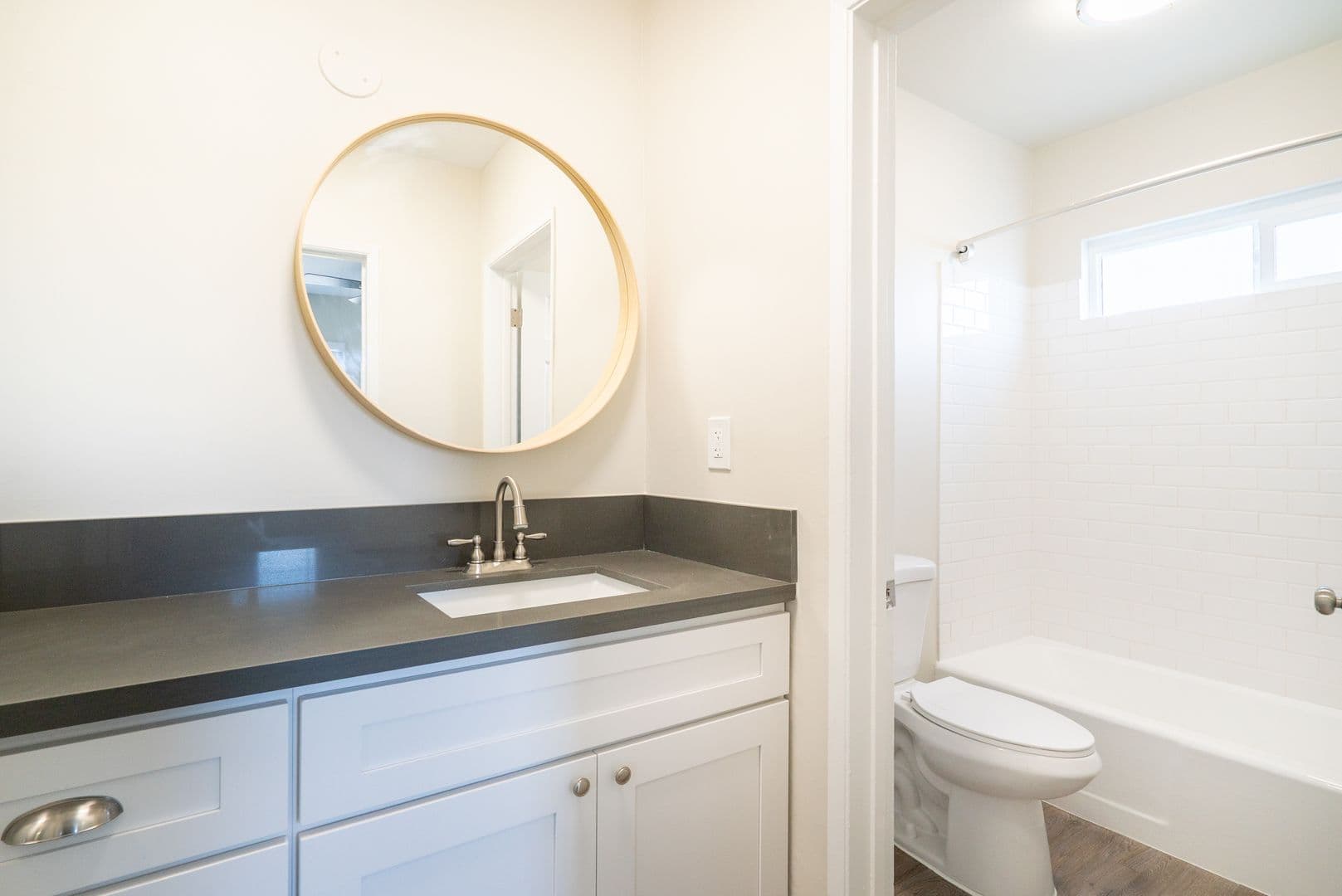 LOS ANGELES Apartment: 2155 BELLEVUE AVE.,