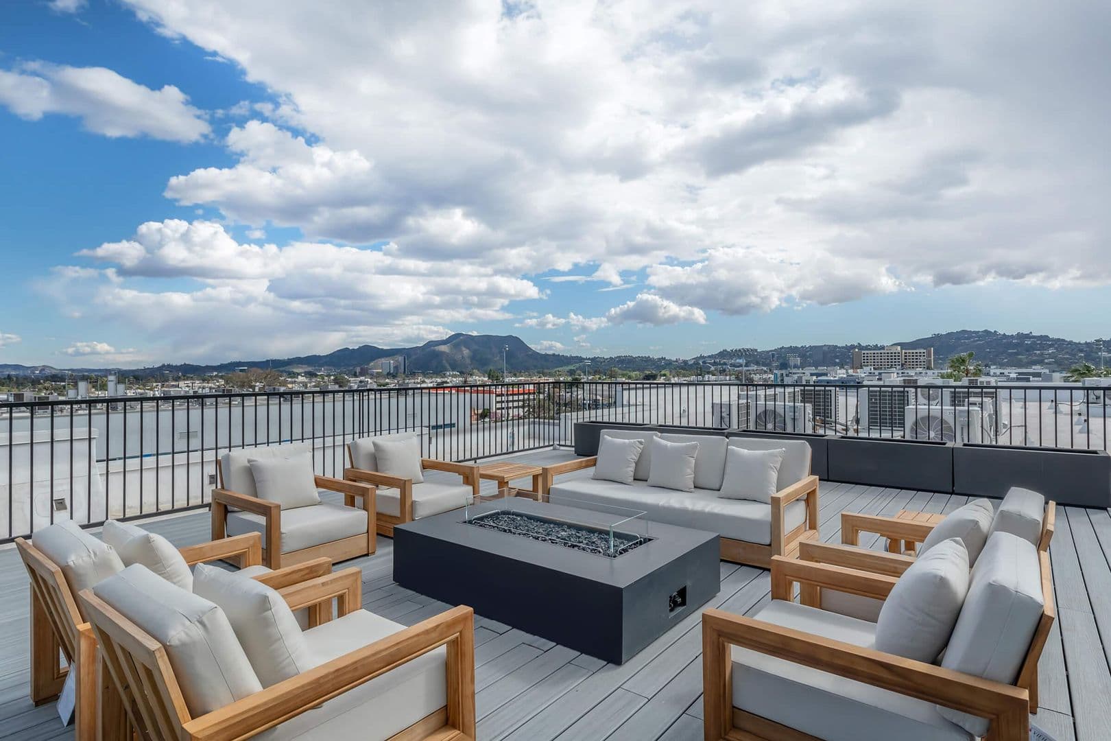 North Hollywood Apartment: 5525 Case Avenue