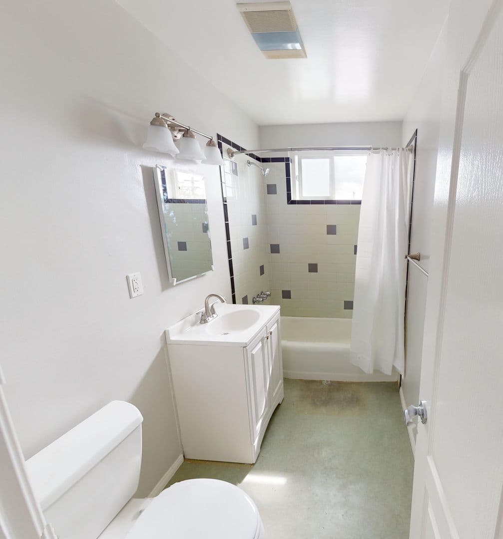 Los Angeles Apartment: 627 Belmont Avenue,