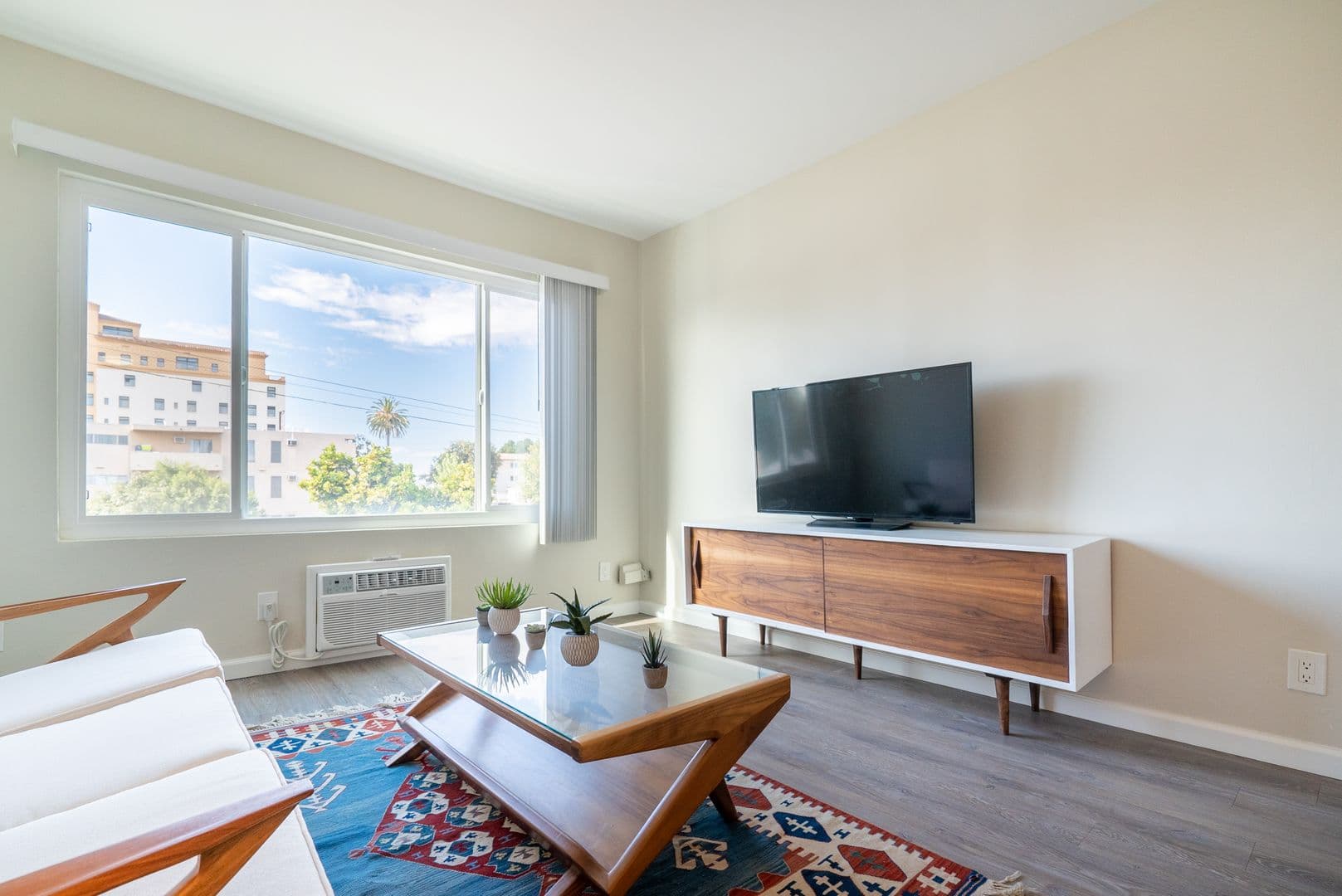 LOS ANGELES Apartment: 2155 BELLEVUE AVE.,