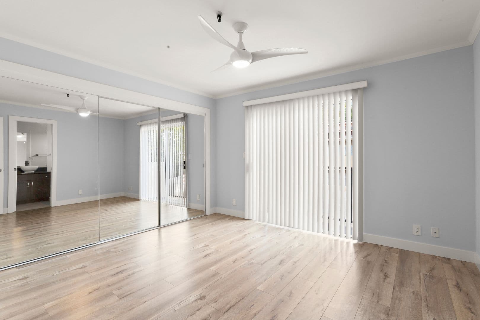 Los Angeles Apartment: 6543 Franklin Avenue