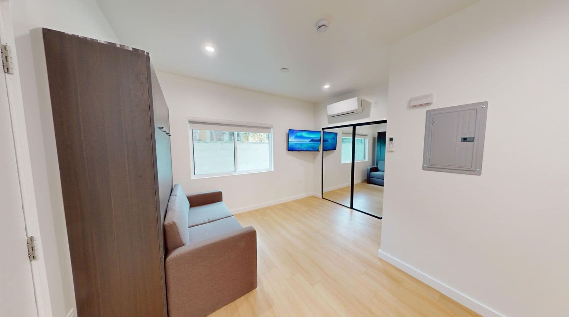 Van Nuys Apartment: 5804 Woodman Avenue
