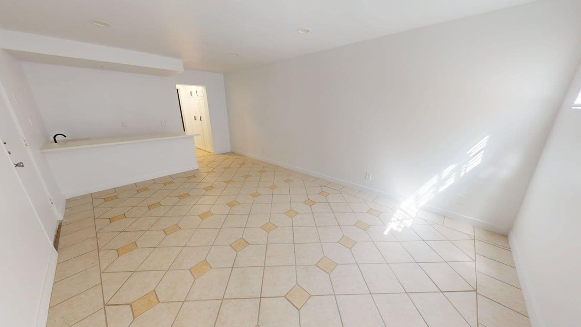 BEVERLY HILLS Apartment: 245 S. DOHENY DR.