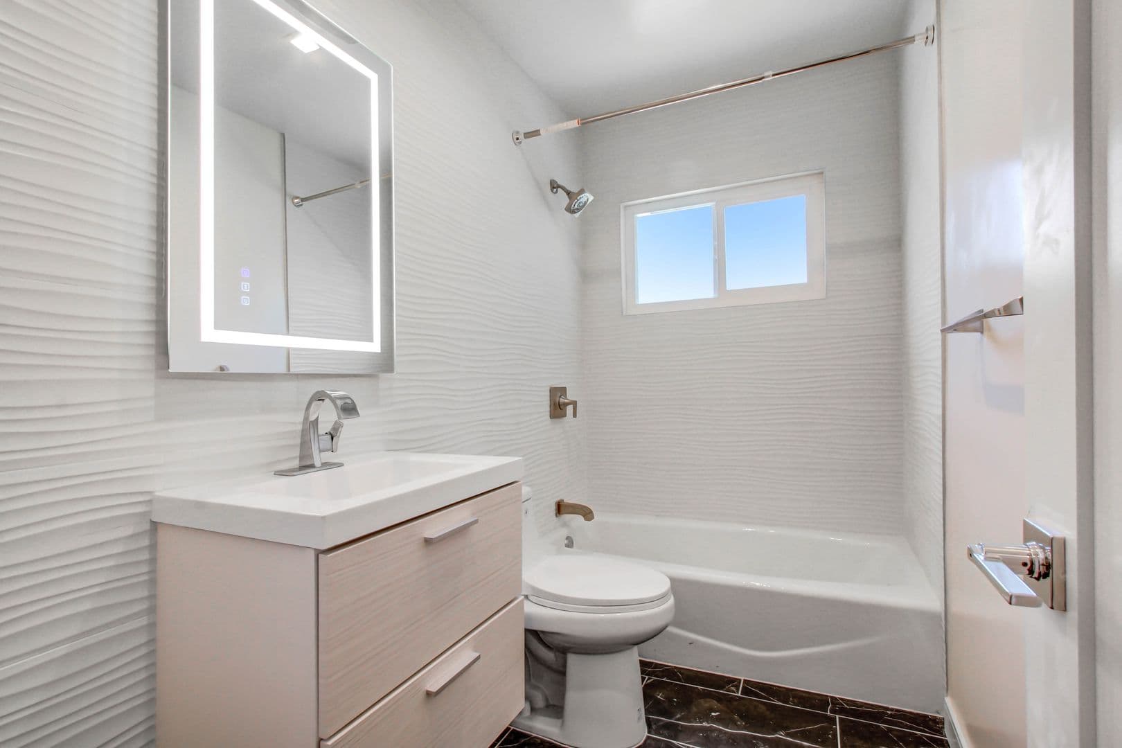 West Hollywood Apartment: 7634 Hampton Ave,