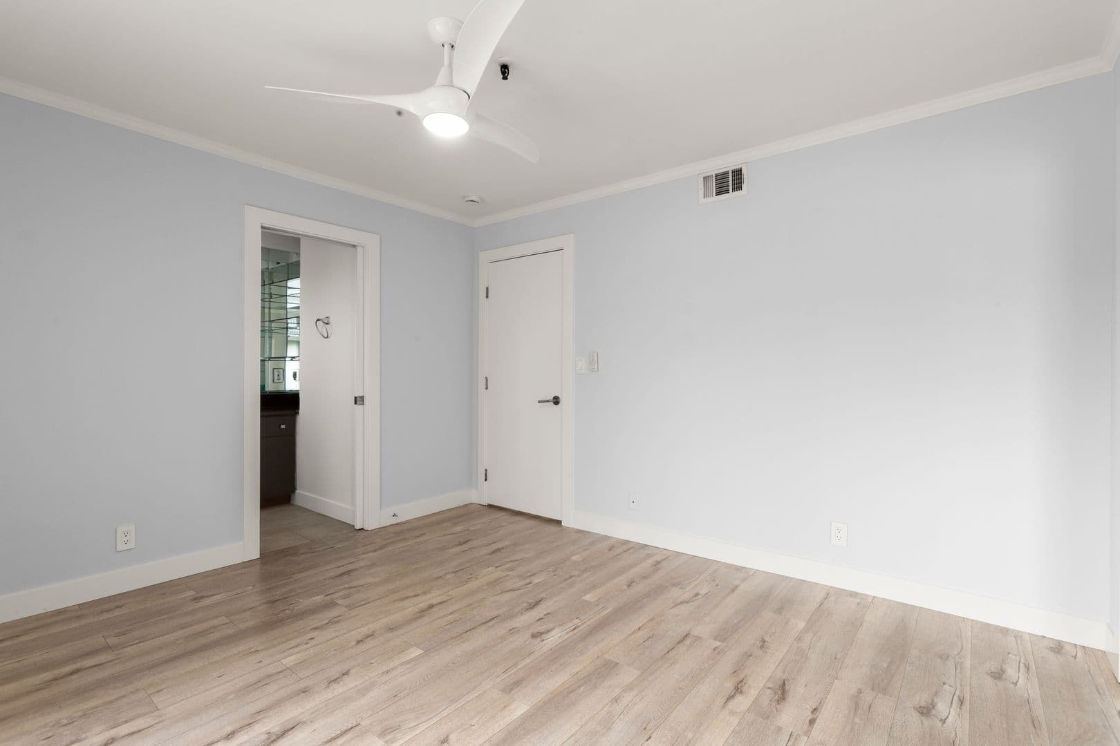 Los Angeles Apartment: 6543 Franklin Avenue