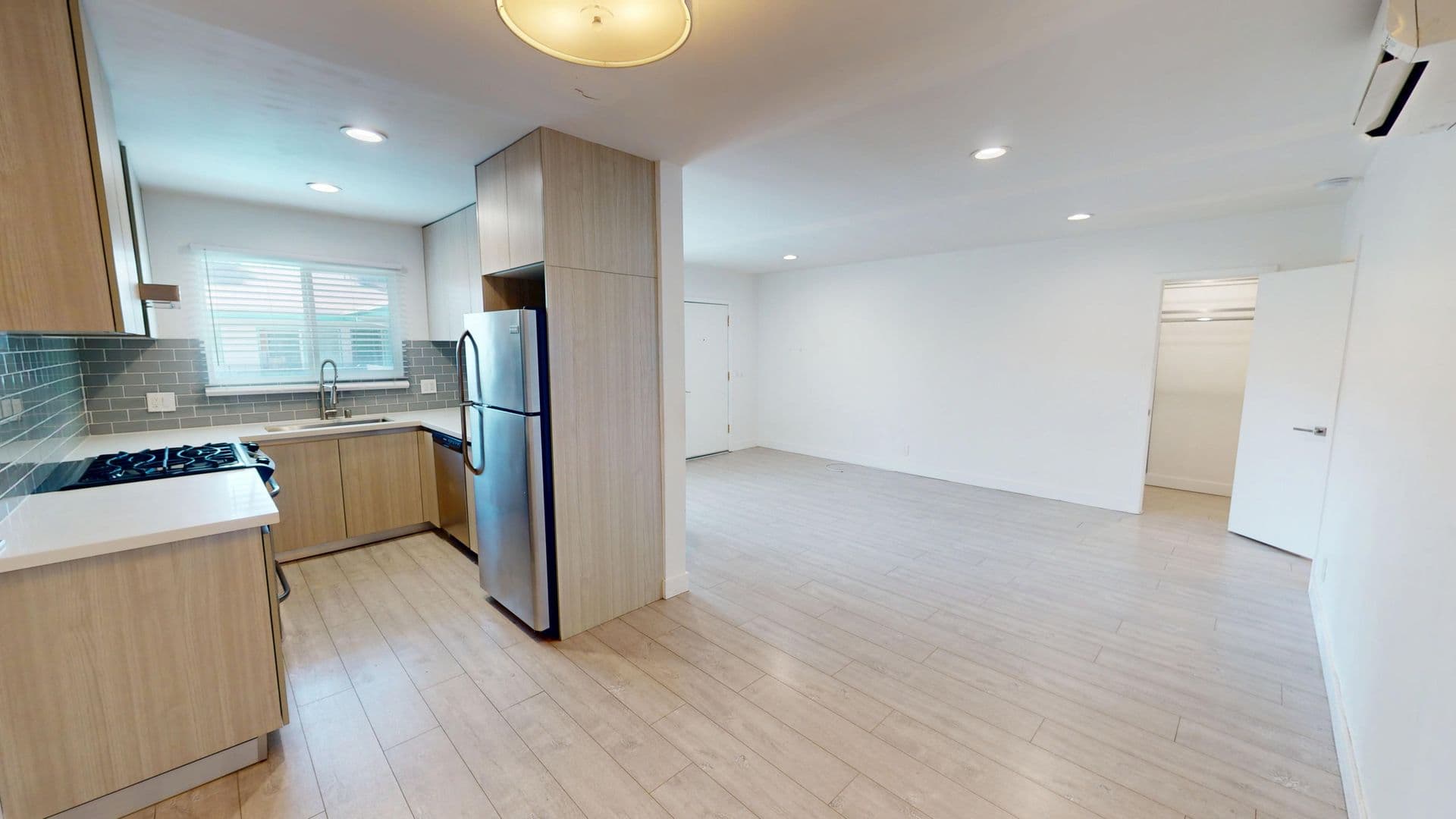 Los Angeles Apartment: 400 South Mariposa Avenue