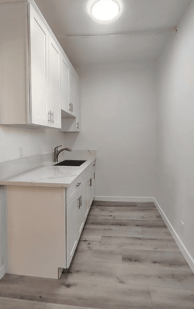 Los Angeles Apartment: 1565 South Hobart Blvd