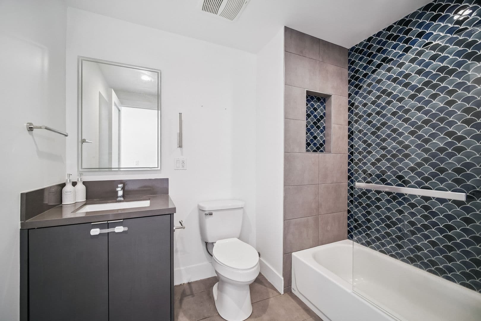 North Hollywood Apartment: 5525 Case Avenue