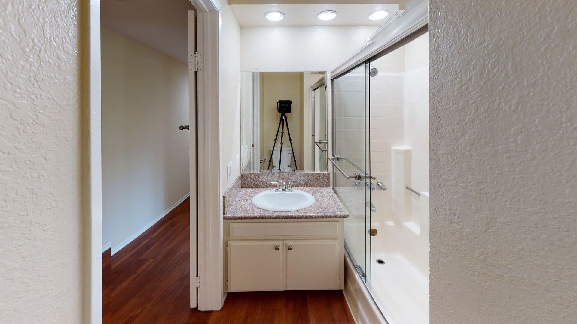 LOS ANGELES Apartment: 3974 MOORE ST.