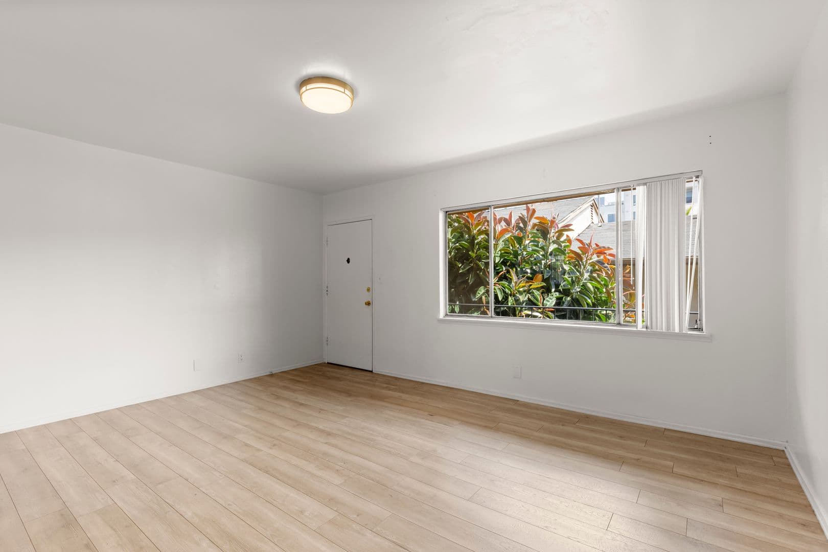 Los Angeles Apartment: 501 South Kingsley Drive
