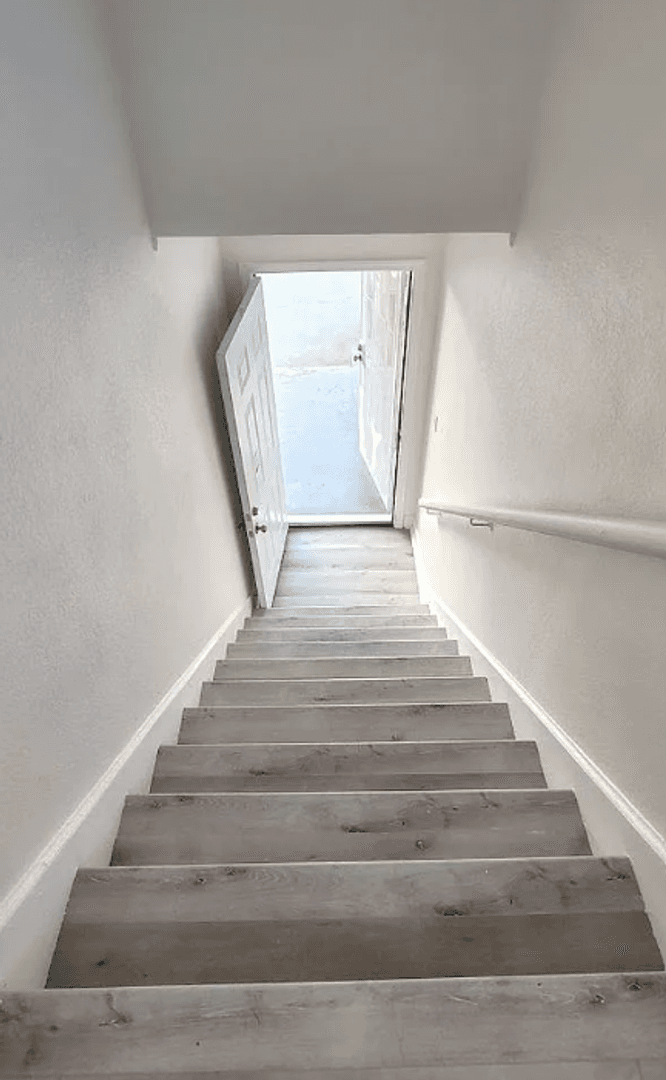 Los Angeles Apartment: 1565 South Hobart Blvd