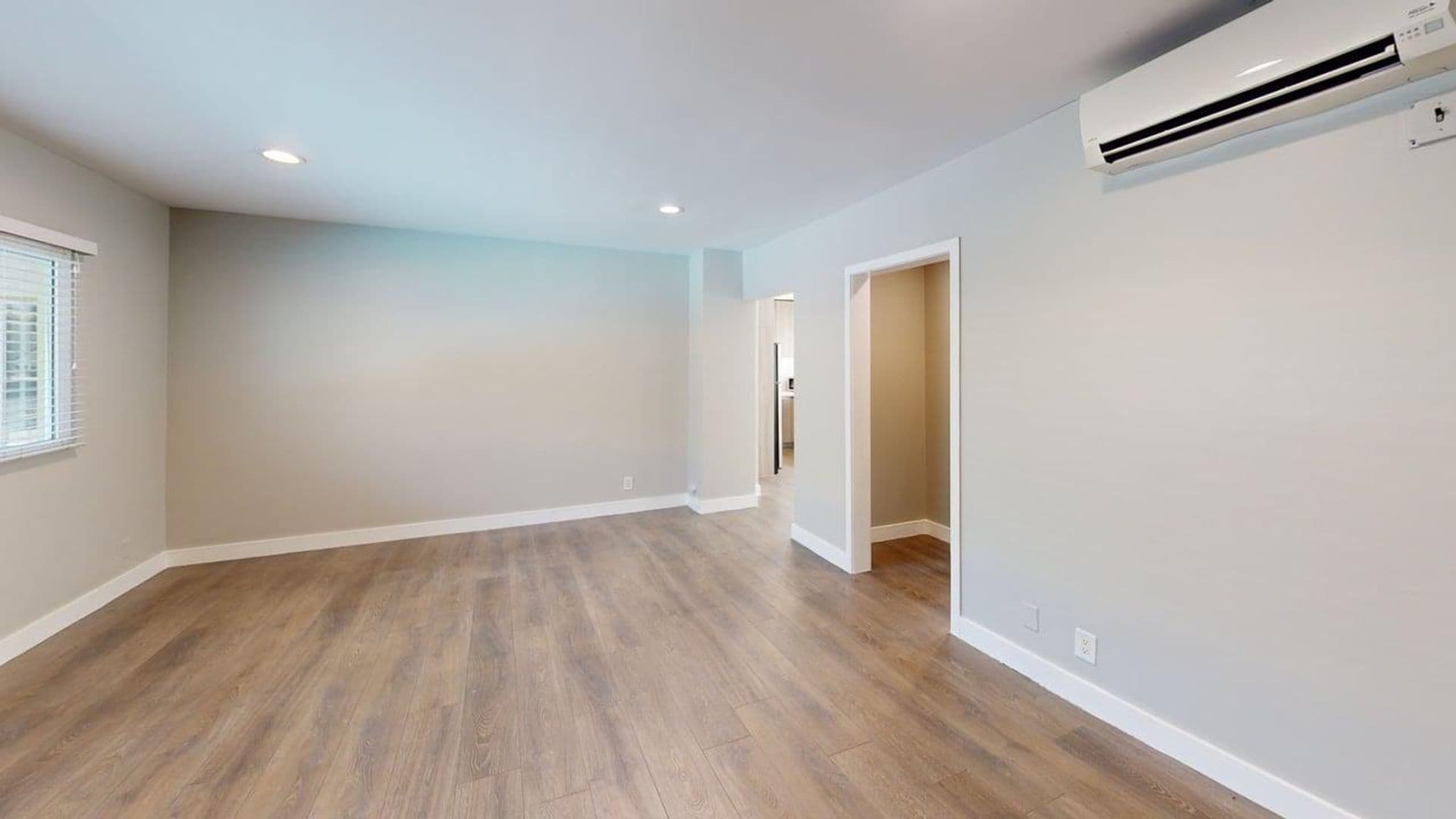 Los Angeles Apartment: 400 South Mariposa Avenue