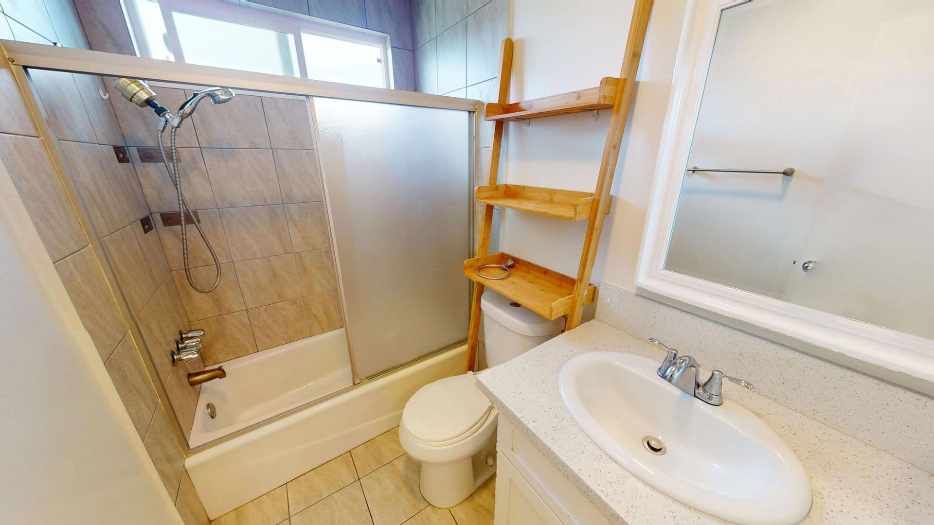 Los Angeles Apartment: 1534 South Shenandoah Street