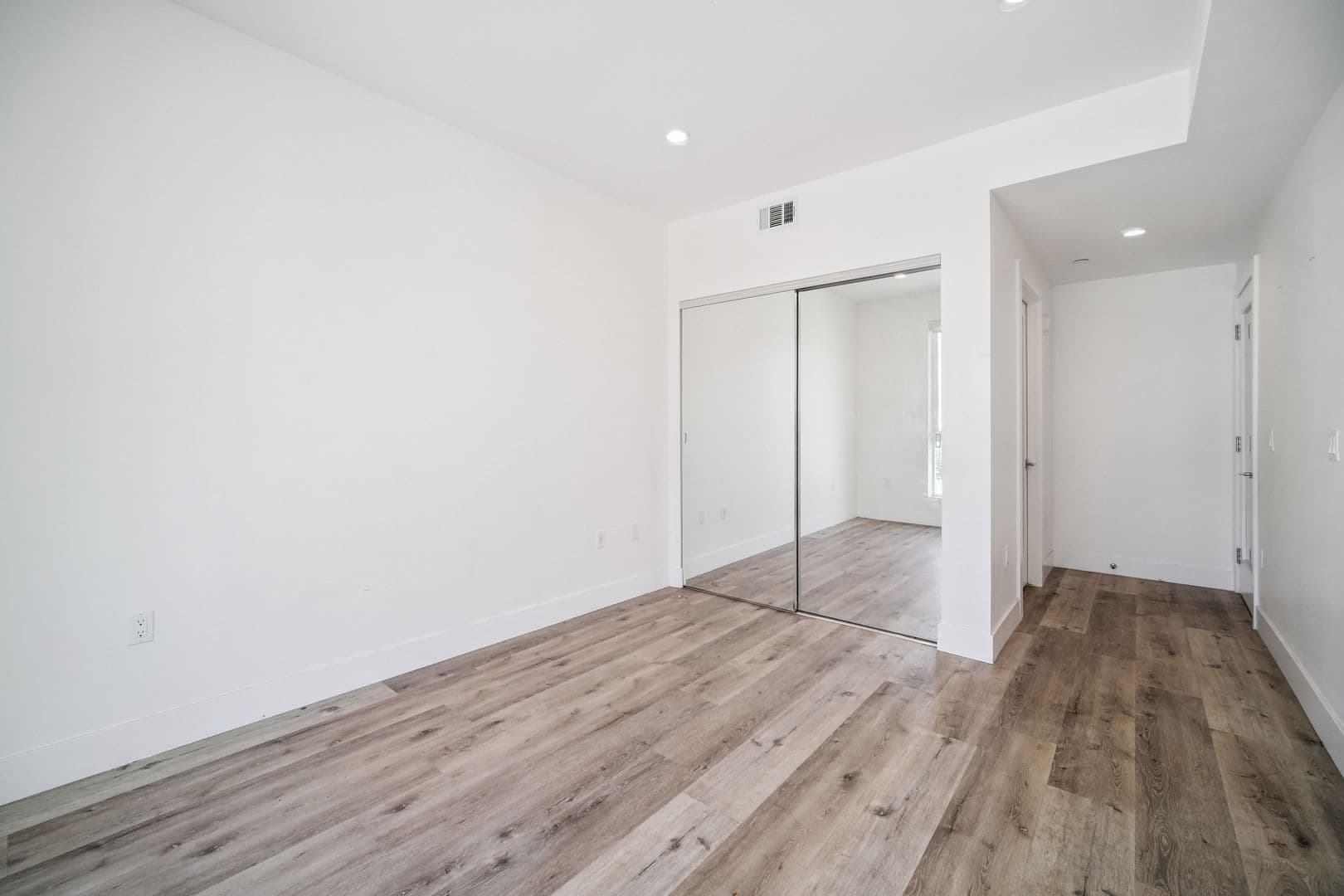 North Hollywood Apartment: 5525 Case Avenue
