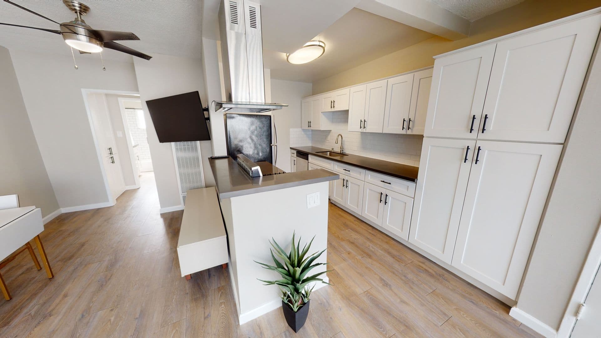 LOS ANGELES Apartment: 6520 & 6530 DE LONGPRE AVE.