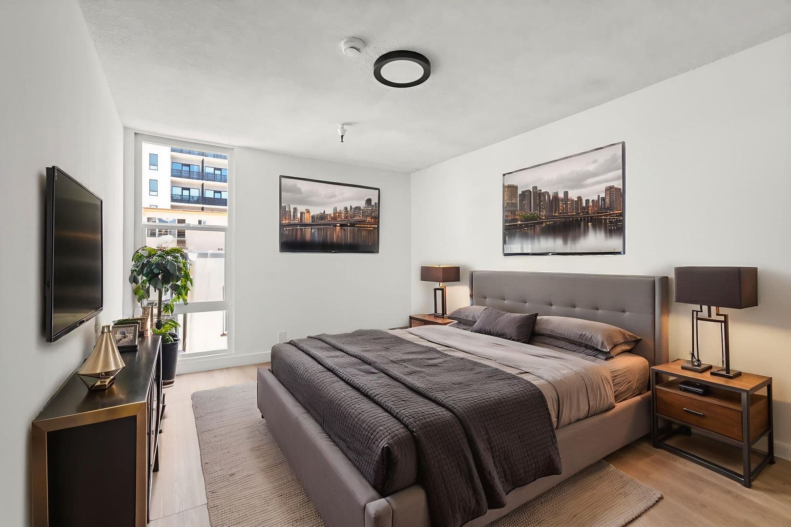 Los Angeles Apartment: 515 South Kingsley Drive