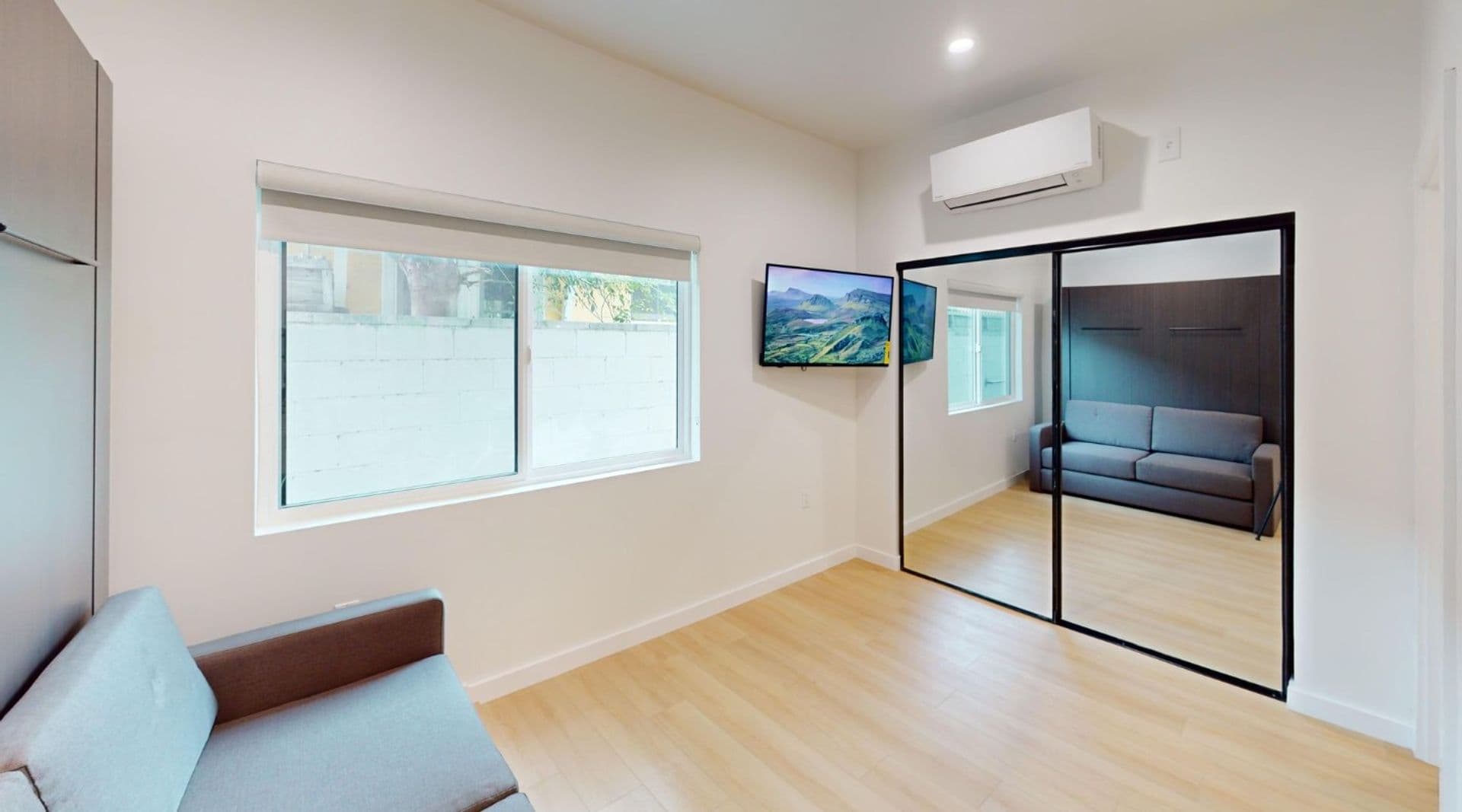 Van Nuys Apartment: 5804 Woodman Avenue