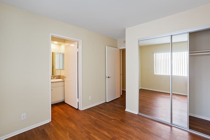 LOS ANGELES Apartment: 3974 MOORE ST.