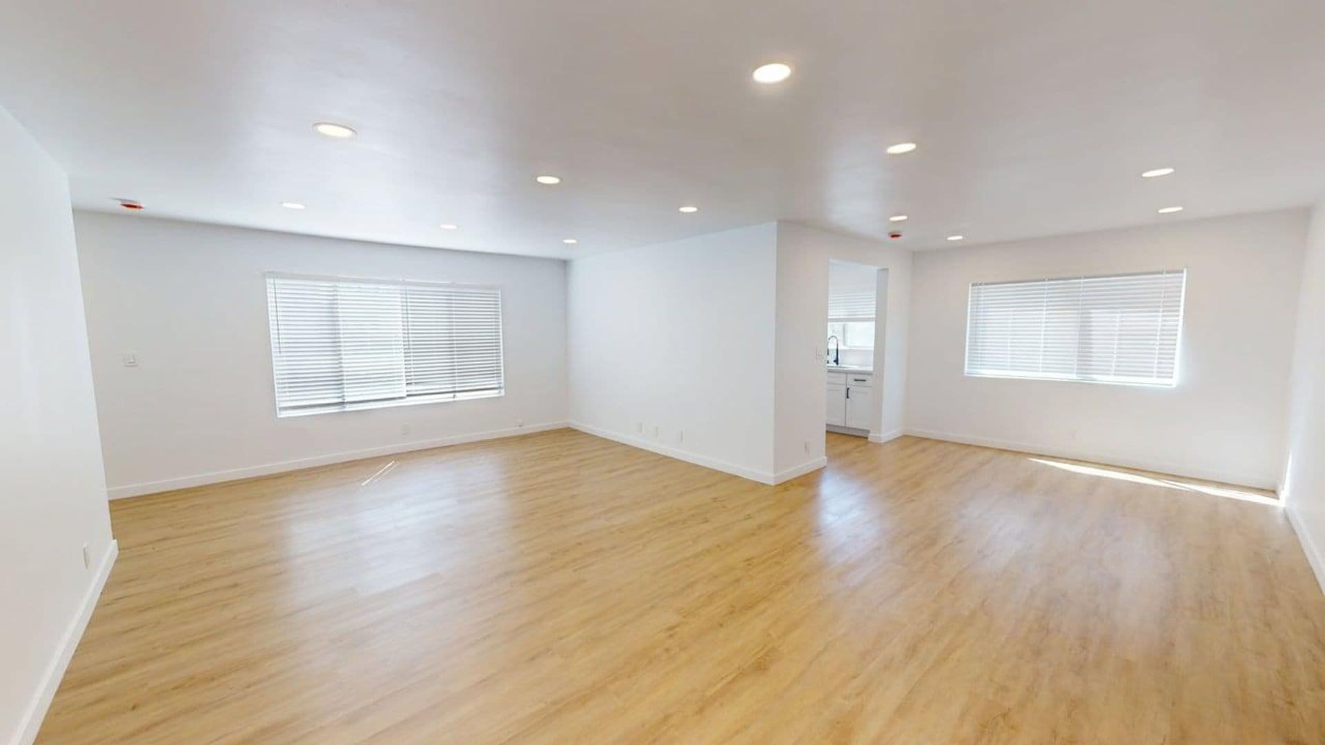 BEVERLY HILLS Apartment: 245 S. DOHENY DR.
