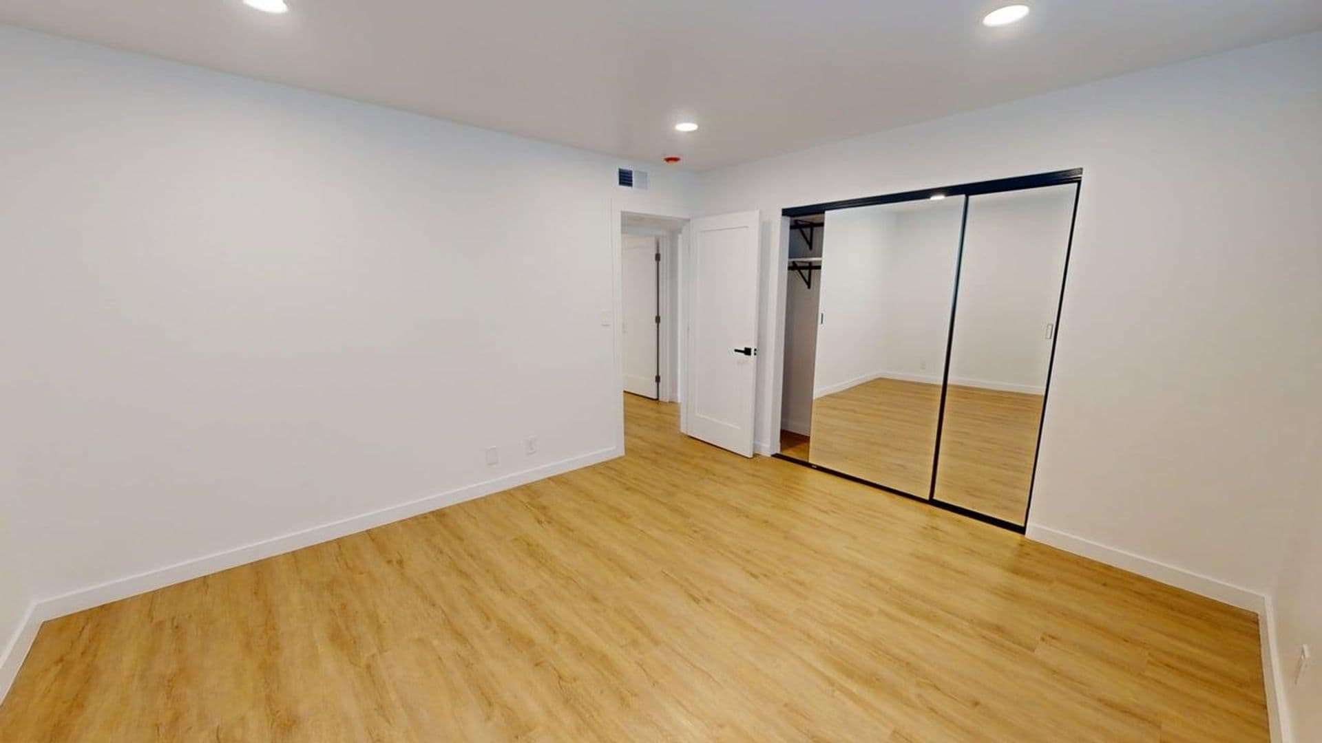 BEVERLY HILLS Apartment: 245 S. DOHENY DR.
